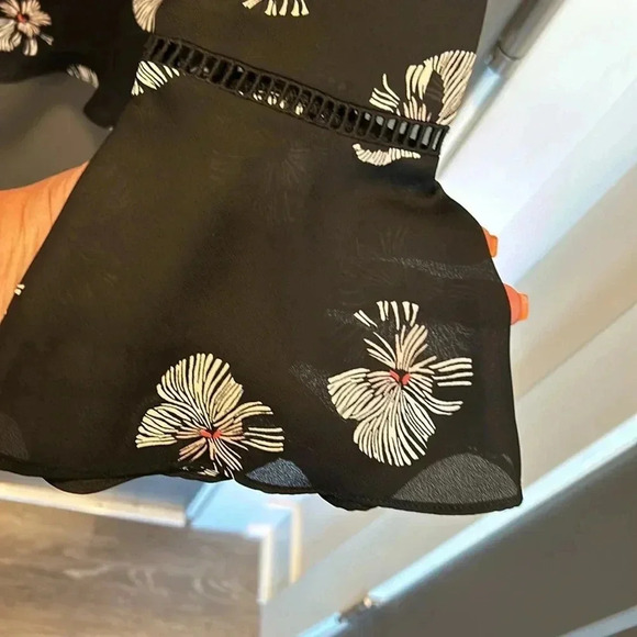 LIZ CLAIBORNE CAREER BLACK FLORAL BOHO BLOUSE LONG FLARED SLEEVES SIZE S V NECK - Picture 3 of 5